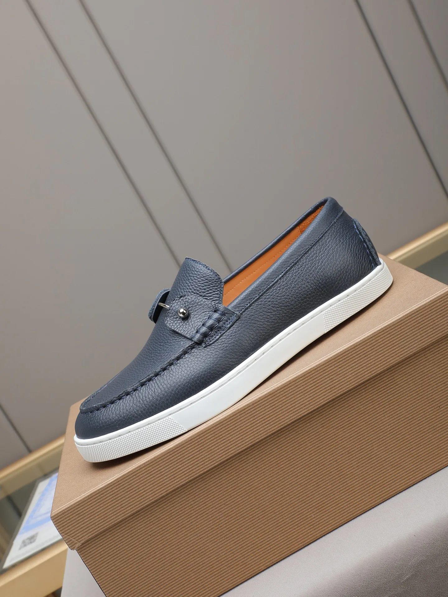 PP480 Christian Louboutin (red-soled shoes) Italian men's casual sneakers are shipped! Each pair of shoes from this Italian handmade shoe brand has a simple and classic design, which is very comfortable and versatile! The upper fabric of this shoe is made of imported cowhide, with high-end and comfortable cowhide lining! The outsole is made of original rubber bottom sheets and is lined with cowhide! Brand-specific mold-opening foot bed, exclusive private mold control! Original box packaging! 39 40 41 42 43 44 (38 45 46 customized)